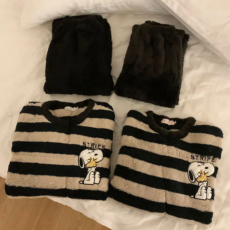 Men Shoes China - Snoopy-Pijama de felpa bordada para hombre